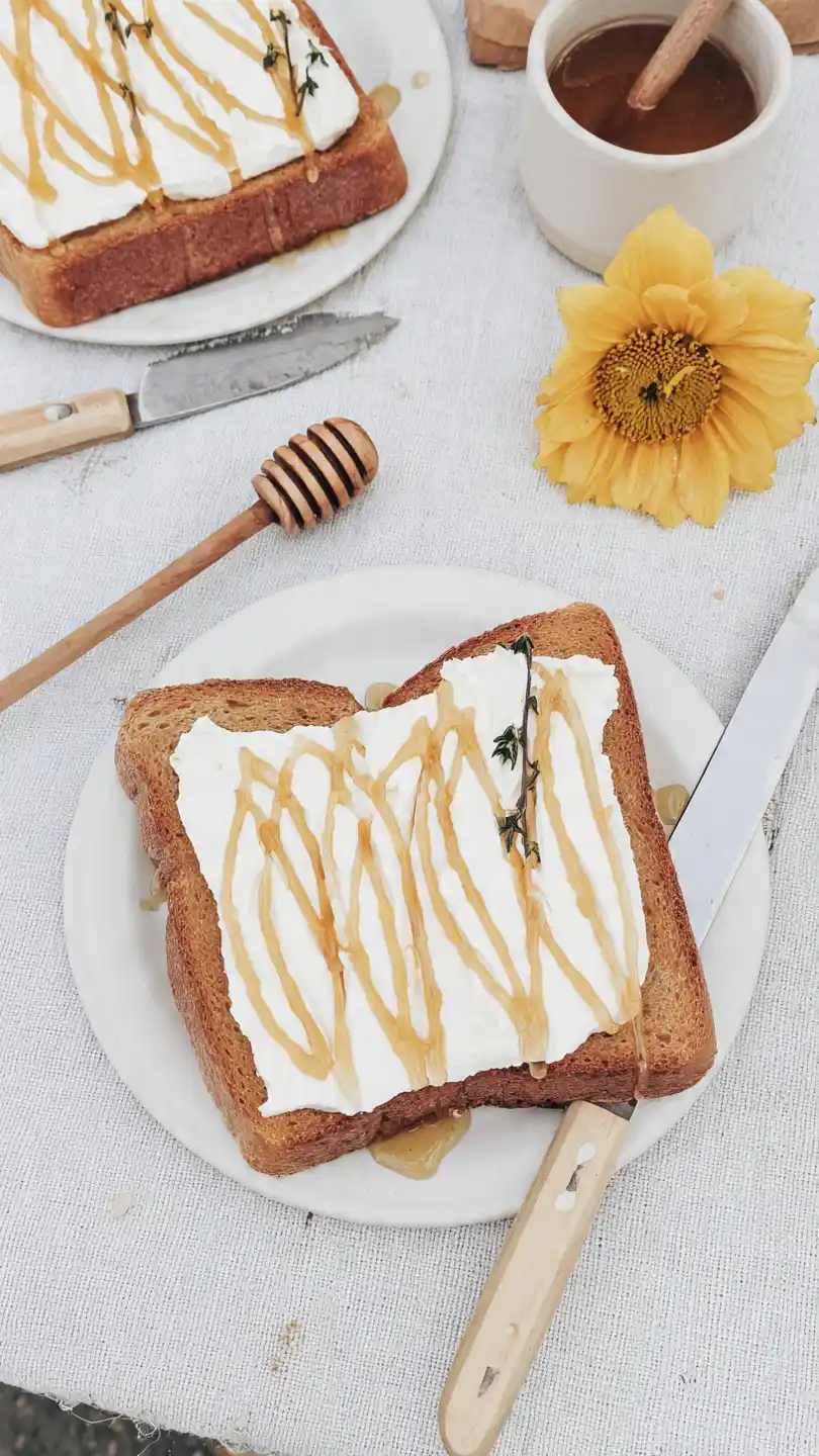 Breakfast Whole Wheat Toast with Ricotta & Honey 